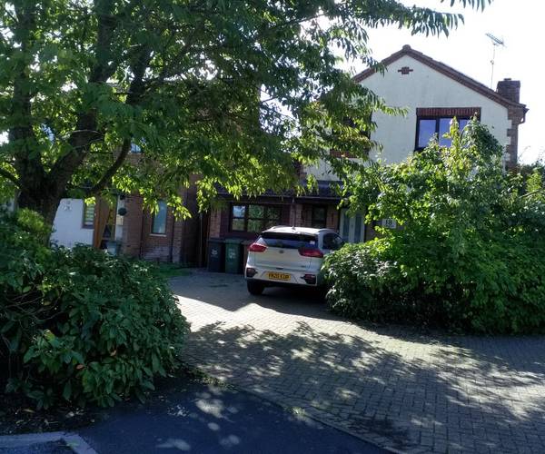 Parking on Oaklands, WR5