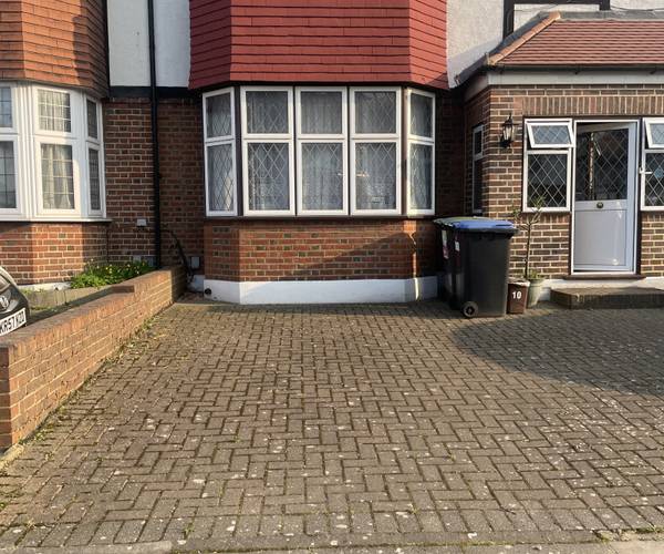 Parking on Wynchgate, N14