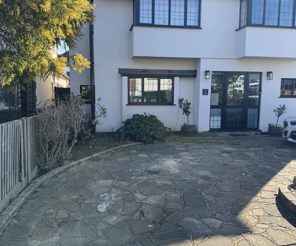 Parking on Dynevor Gardens, SS9