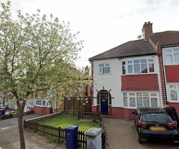Parking on Fernwood Crescent, N20