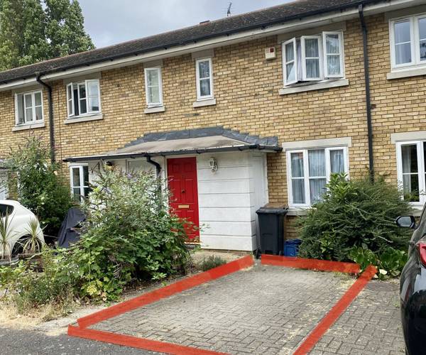 Parking on Royal Close, N16
