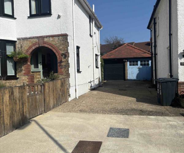 Parking on Ridding Lane, UB6