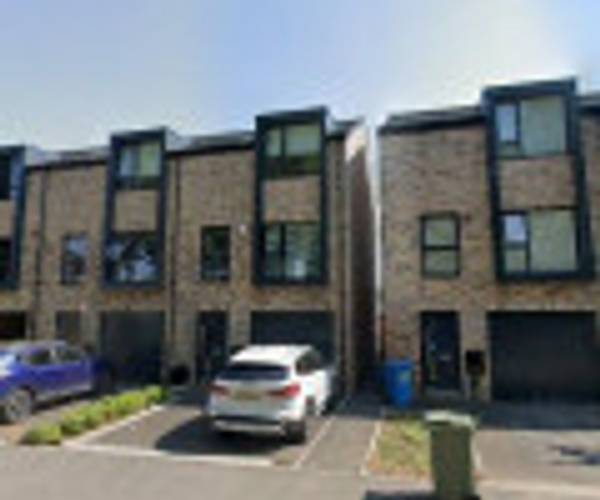 Christie Road, M32
