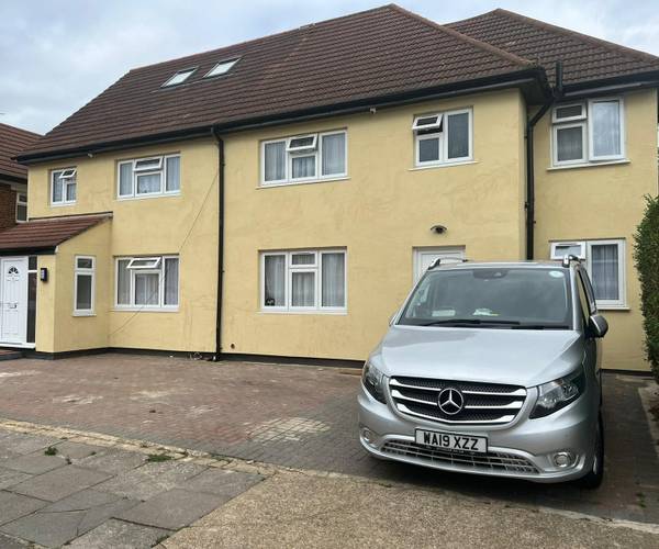 Kingswood Avenue, TW3