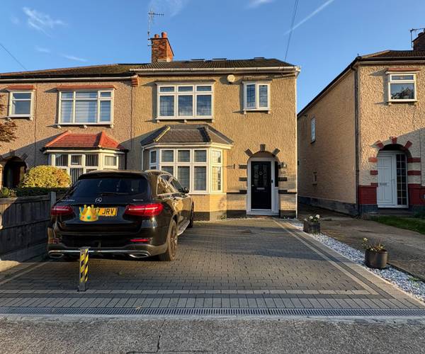 Parking on Rosslyn Avenue, RM3