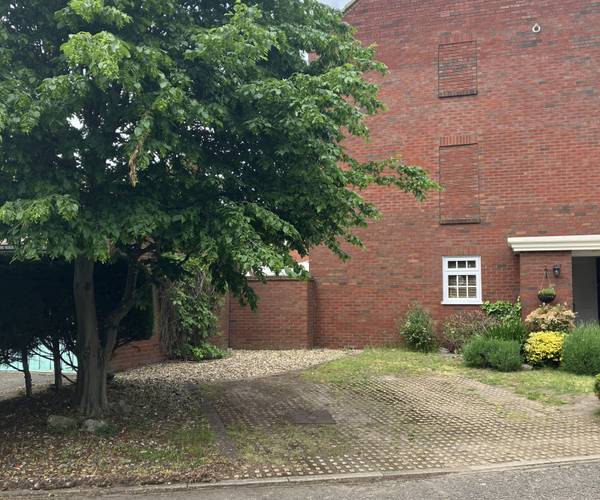Park Crescent, TW2