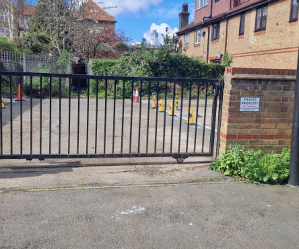 Parking on Coopers close, E1