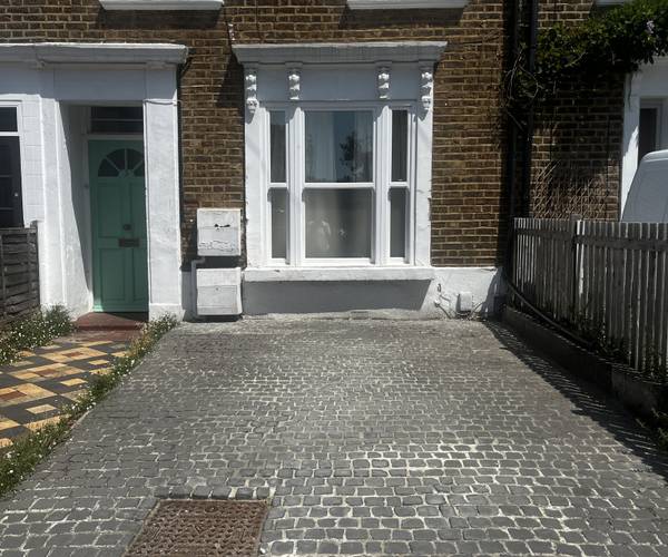 Parking on Tennyson Road, E10