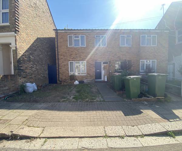 Parking on Chesterton Road, E13