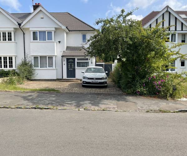 Parking on Bathurst Walk, SL0
