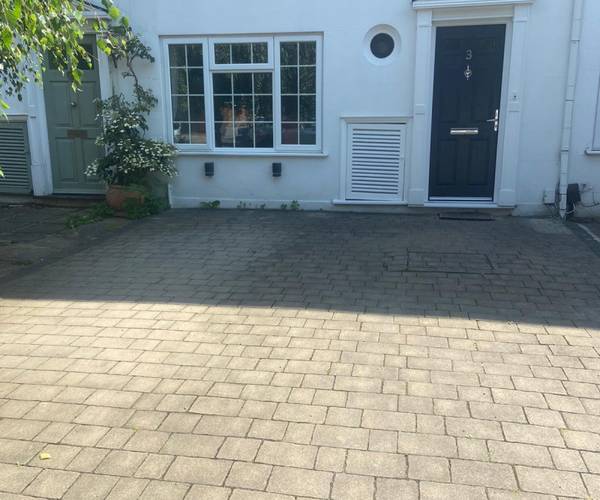 Parking on Topiary Square, TW9