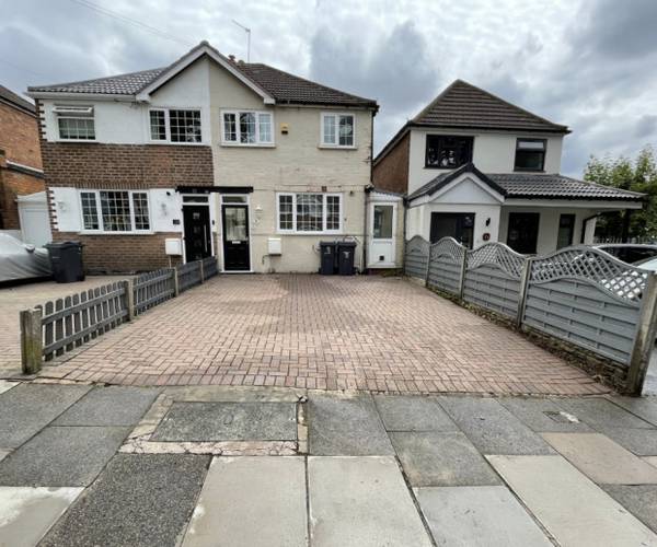 Parking on Rodlington Avenue, B44