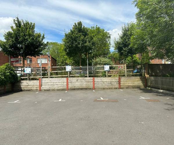 Parking on Oakridge Road, HP11
