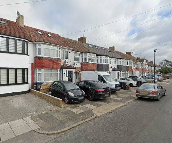 Parking on Rayleigh Road, N13