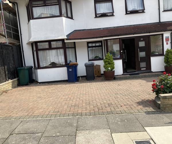 Crespigny Road, NW4
