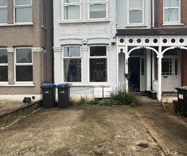 Parking on Palmerston Crescent, N13