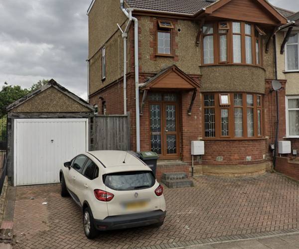 Parking on Filmer Road, LU4