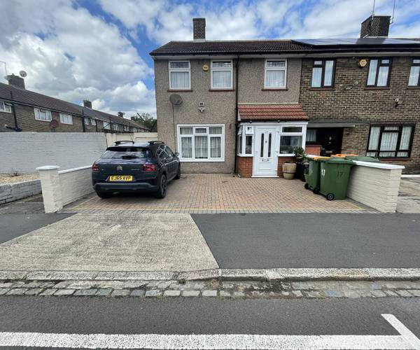 Parking on Murray Square, E16