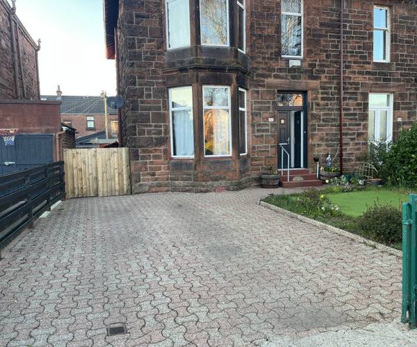 Crompton Avenue, G44