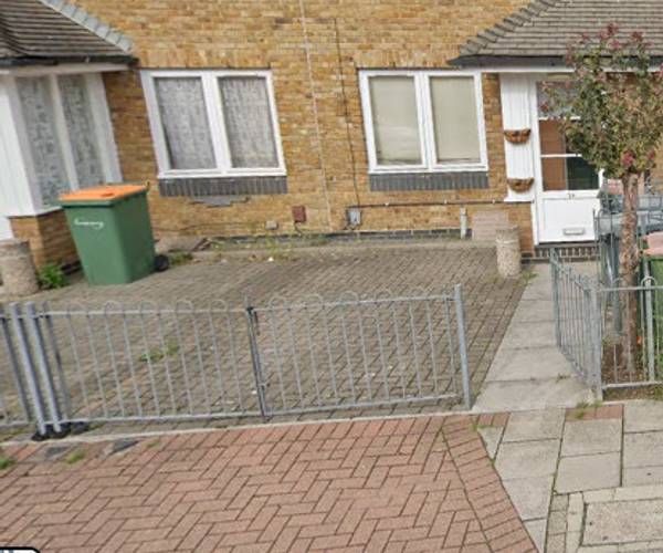 Parking on Salmen Road, E13