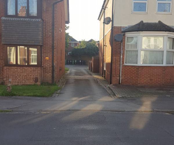 Parking space on Nutbeem Road, SO50