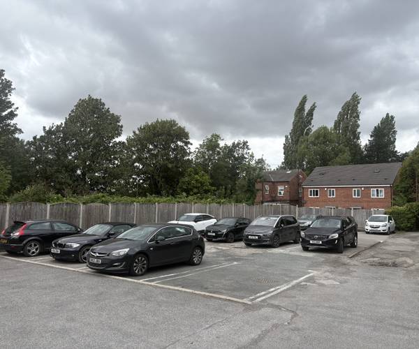 Former Pub Car Park - 5 mins from Westgag