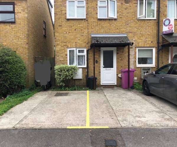 Parking on Woodseer Street, E1