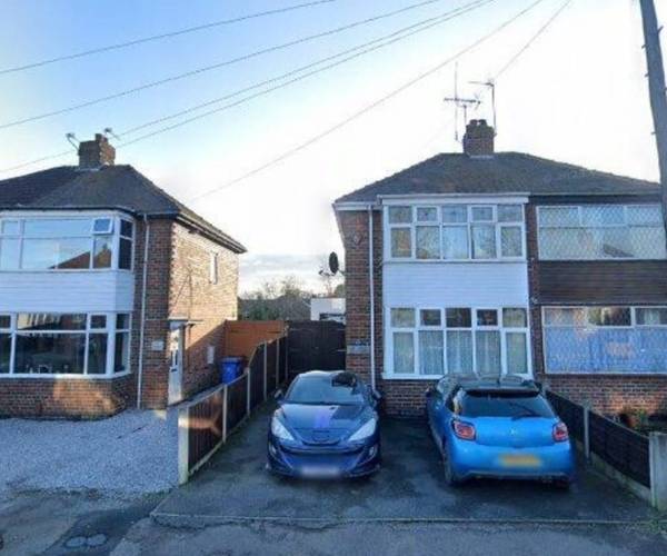 Parking on Oakleigh Avenue, DE21