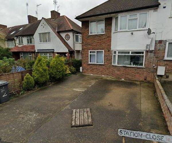Parking on Station Close, N3