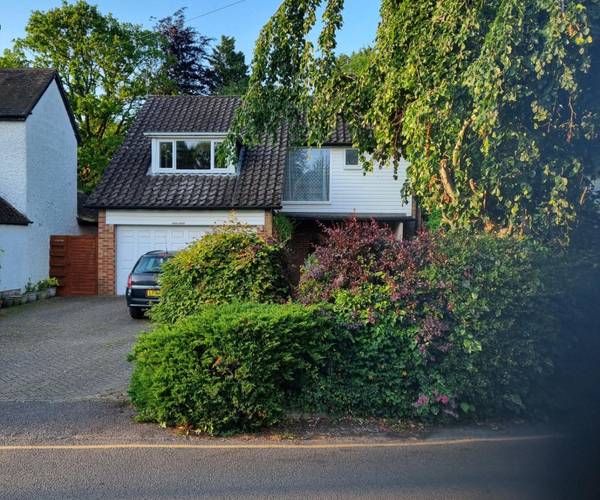 8 mins Walk from Woking Stn
