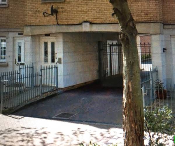 Parking on Kelly Avenue, SE15