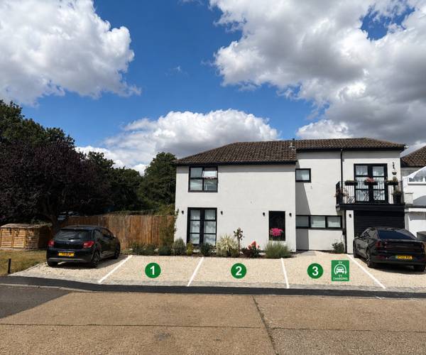 Parking on Himley Green, LU7