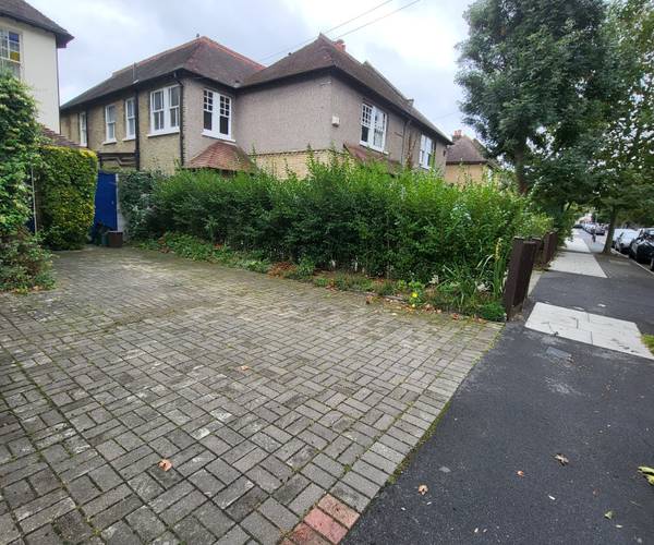 Driveway in Mitcham Park, CR4
