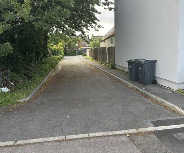 Parking on Gardenia Avenue, LU3