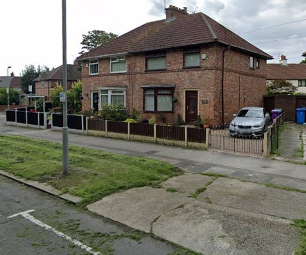 Parking on Pinehurst Avenue, L4