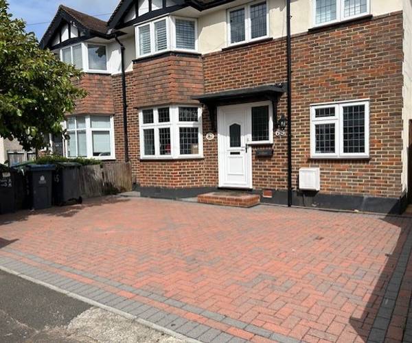 Parking on Oakleigh Avenue, KT6