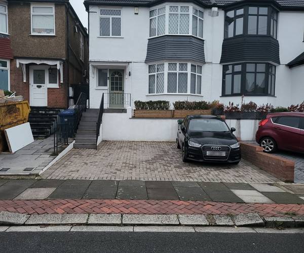 Parking on St. Margarets Avenue, N20