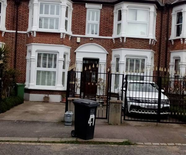 5 Minutes walk to Hither Green Station Platform!