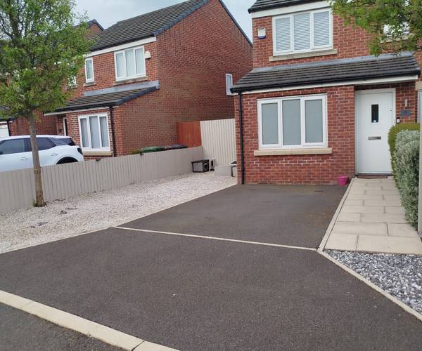 Parking on Tulipwood View, L9