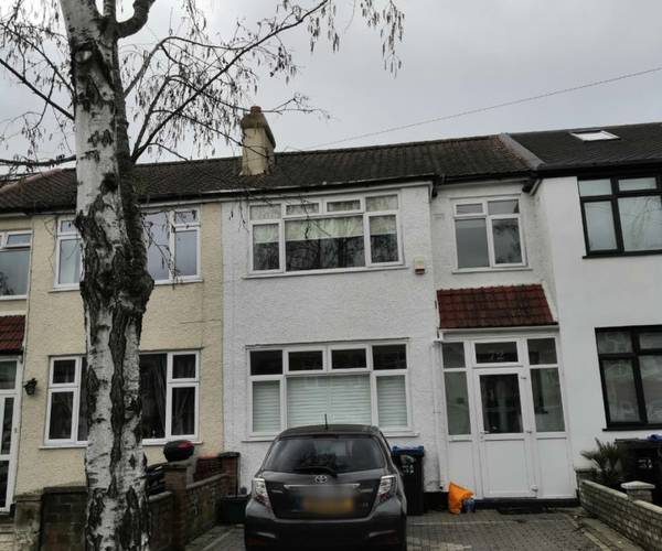 Parking on Hazelwood Avenue, SM4