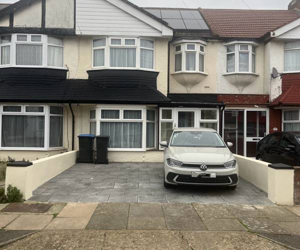 Parking on Orpington Gardens, N18