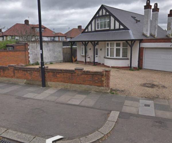 Parking on The Bourne, N14