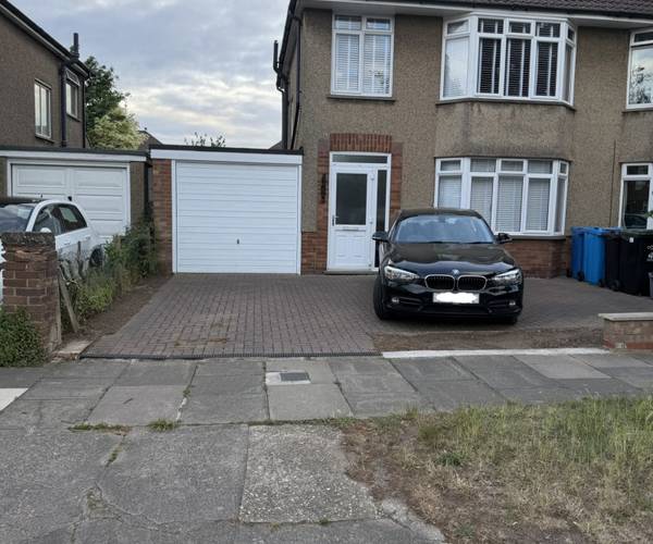 Parking on Adelaide Road, IP4