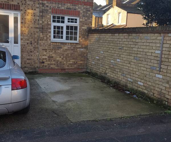 Parking on Thornhill Road, E10