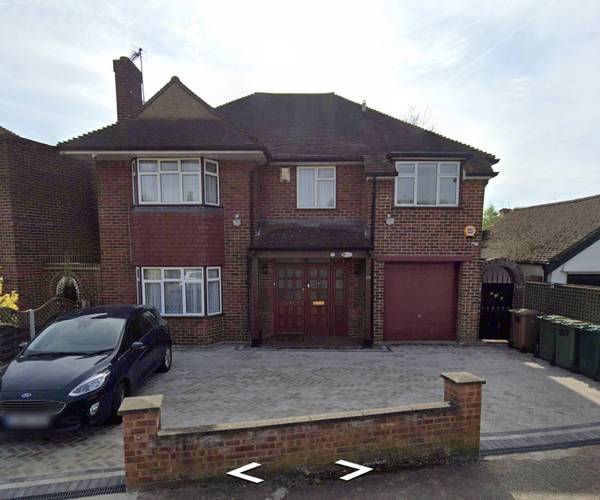 Parking on Parkland Grove, TW15