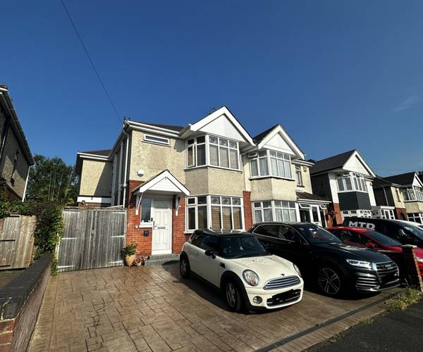 Parking on Meadowmead Avenue, SO15