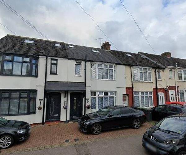 Parking on Connaught rd, LU4