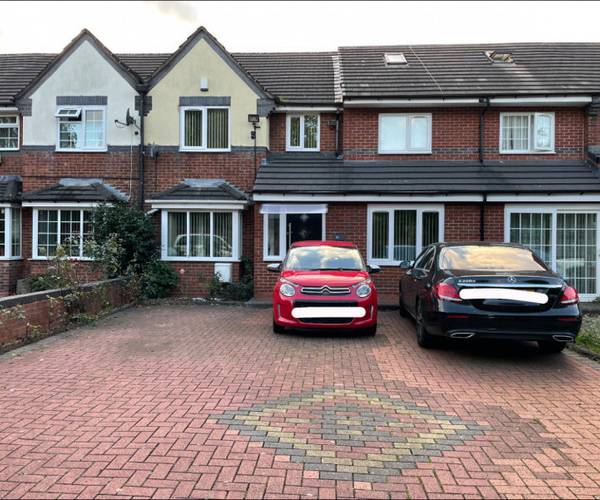 Parking on Hawthorn Close, B9