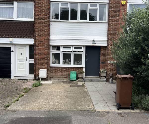 Samantha Close, E17