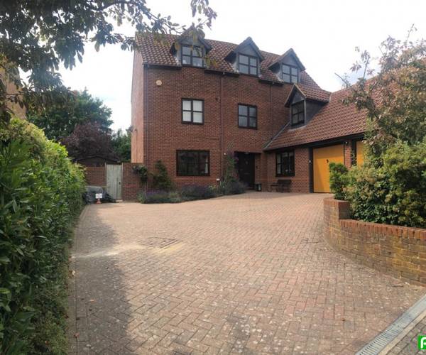 Parking on Catesby Croft, MK5